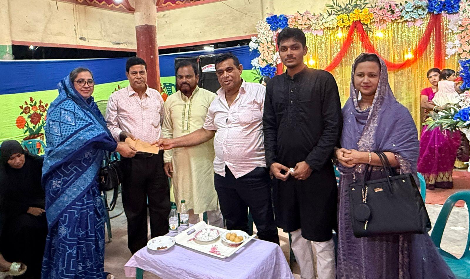 বাকেরগঞ্জে পূজামণ্ডপ পরিদর্শন ও আর্থিক সহায়তা দিলেন সাবেক কাউন্সিলর রোকসোনা বেগম