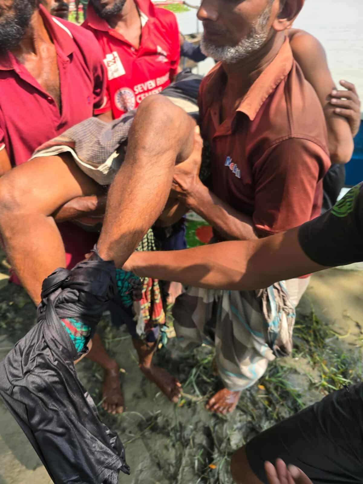 উজিরপুরে মৎস্য কর্মকর্তার মানবিকতায় বেঁচে গেলো দুই জেলের প্রাণ